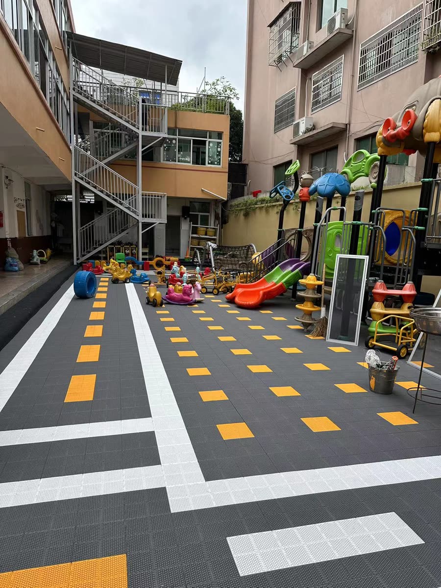 桥下幼儿园活动场地整体铺装拼装运动地板工程案例