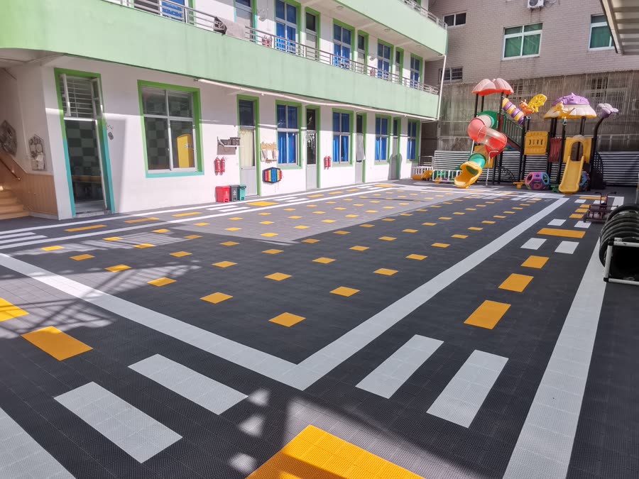 桥下西岸幼儿园活动场地整体铺装拼装运动地板工程案例