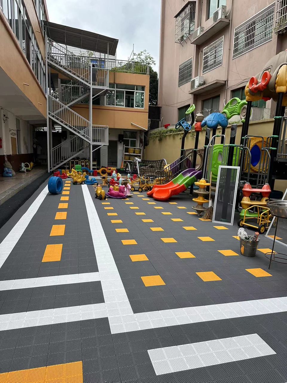 Lieu d'activités au sol assemblé de la maternelle de Qiaoxia