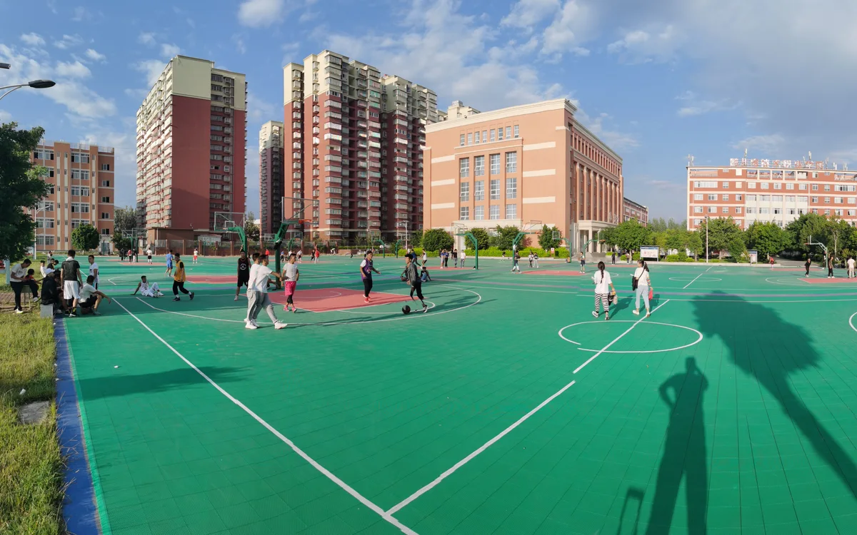 四川某职业院校篮球场群现场实拍