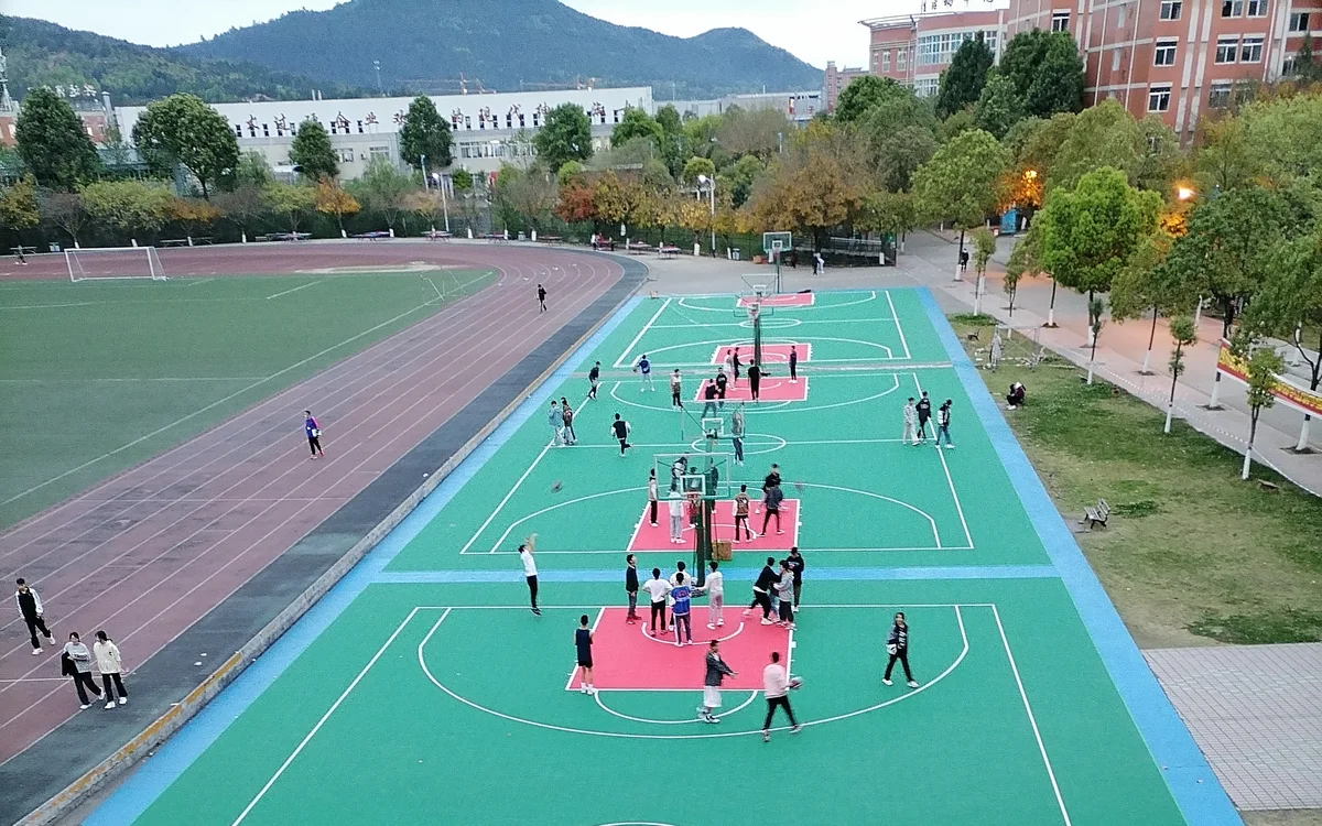 四川德阳某职业学校篮球场群现场实拍