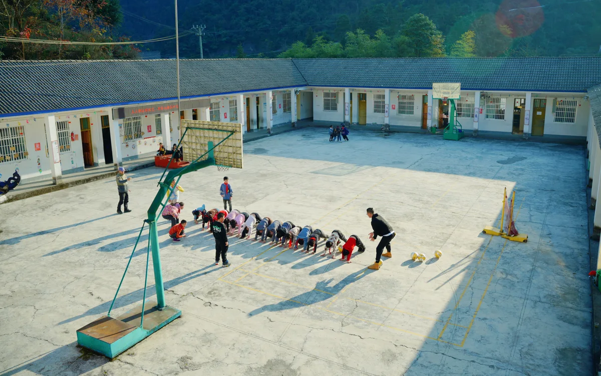 湖北恩施市新塘乡河溪小学篮球场改造现场实拍