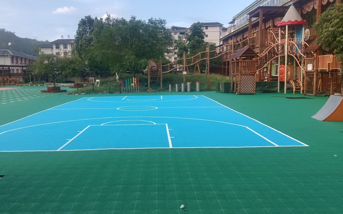 贵州某幼儿园复合活动场现场实拍