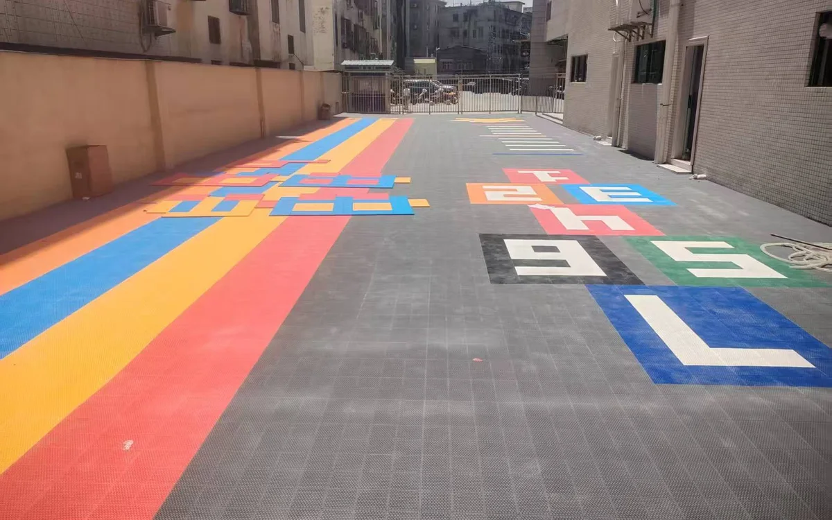 广东罗定某幼儿园通道型儿童活动场现场实拍