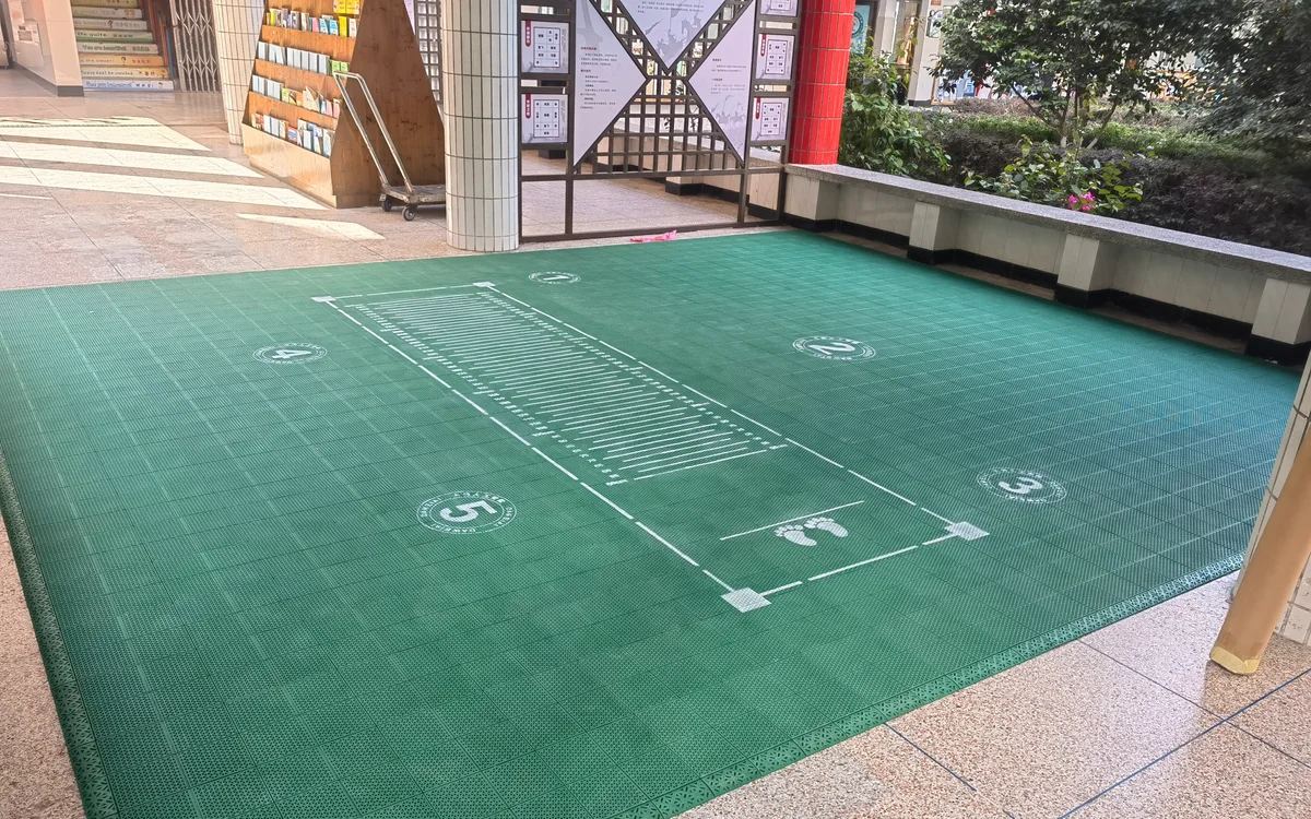 永嘉县外国语实验小学绿色立定跳远训练区现场实拍