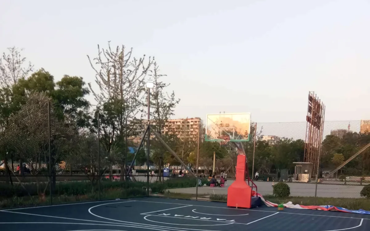 昆明某商业运动空间室外篮球场现场实拍
