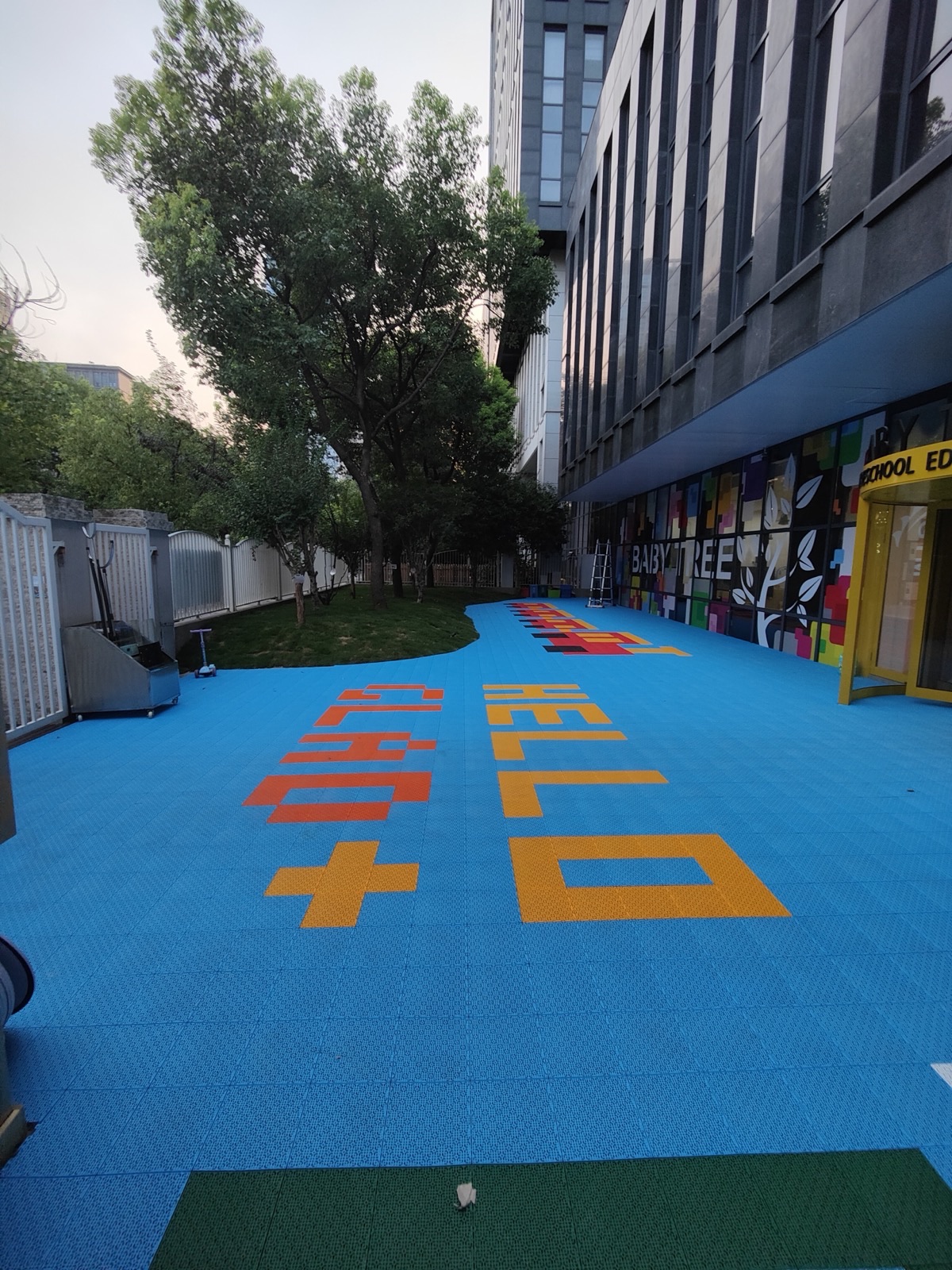 悬浮地板能定制 LOGO、图案和文字吗? - 杭州贝尔树 · HELLO定制字