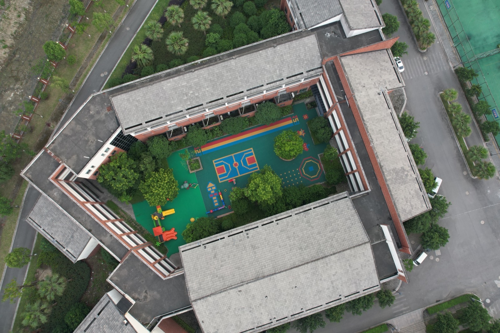 幼儿园彩色游乐场地面怎么做? - 金华金发兴园 · 内庭航拍