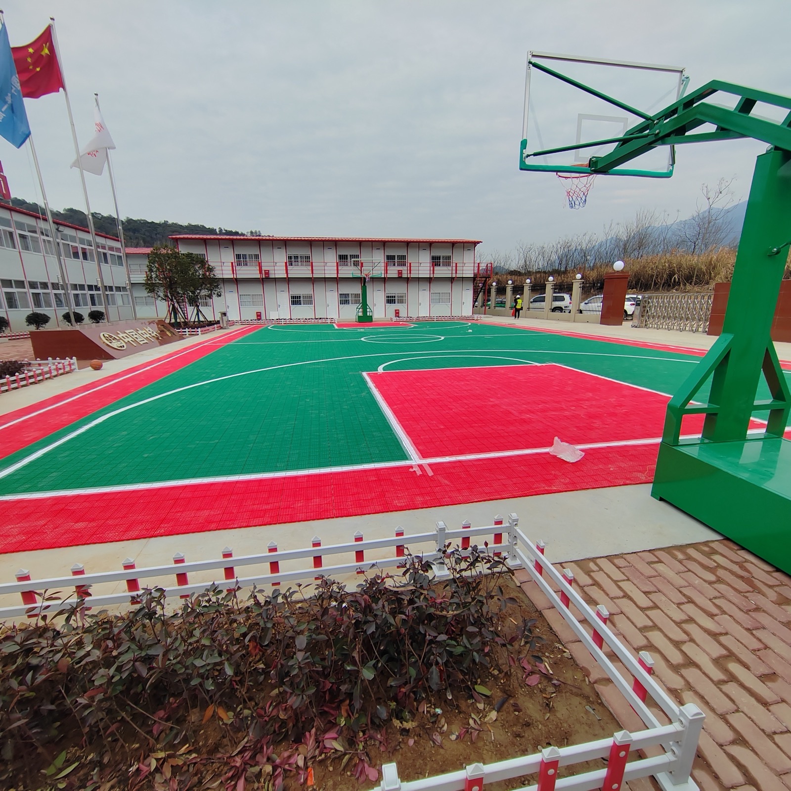 部队、政府、央企单位运动场地用什么地面最合适？ - 中铁一局 · 工地职工球场