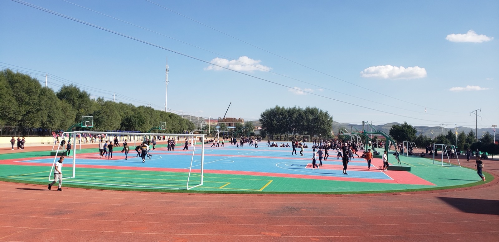 一块场地能同时打篮球、羽毛球、排球吗? - 宁夏兴隆中学 · 大型多片球场