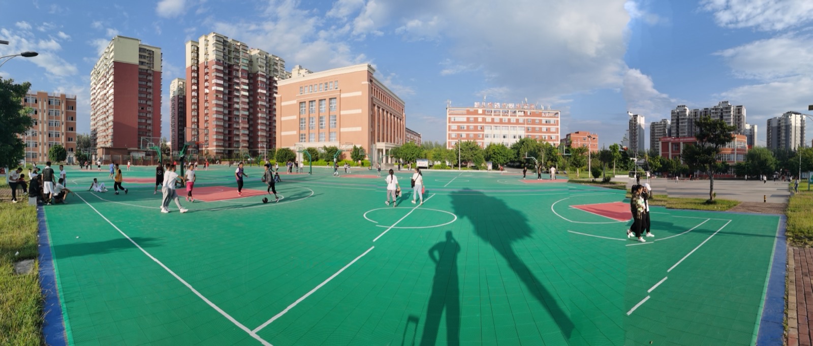悬浮地板能做学校操场和跑道吗? - 四川应用职院 · 多片球场全景