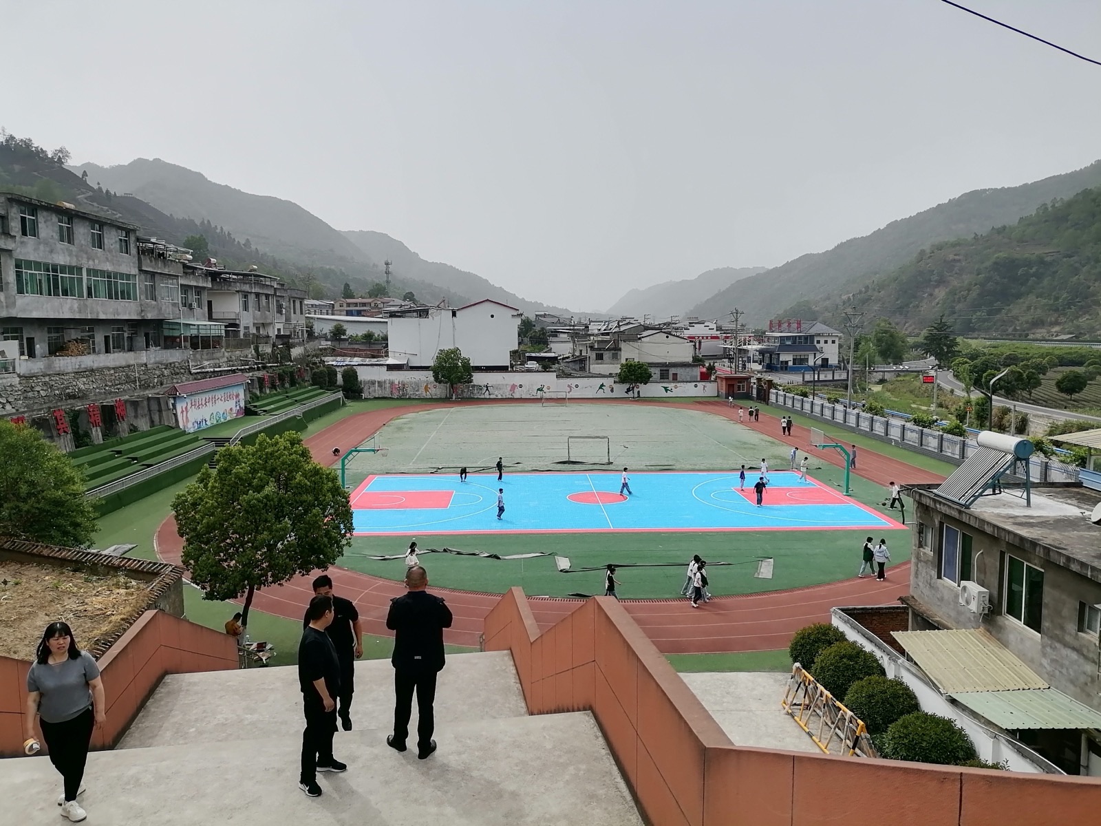 悬浮地板能做学校操场和跑道吗? - 安康山区学校 · 操场跑道航拍