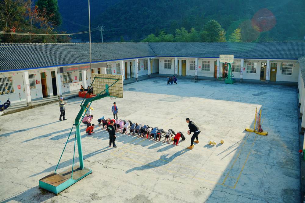 恩施双河小学球场案例